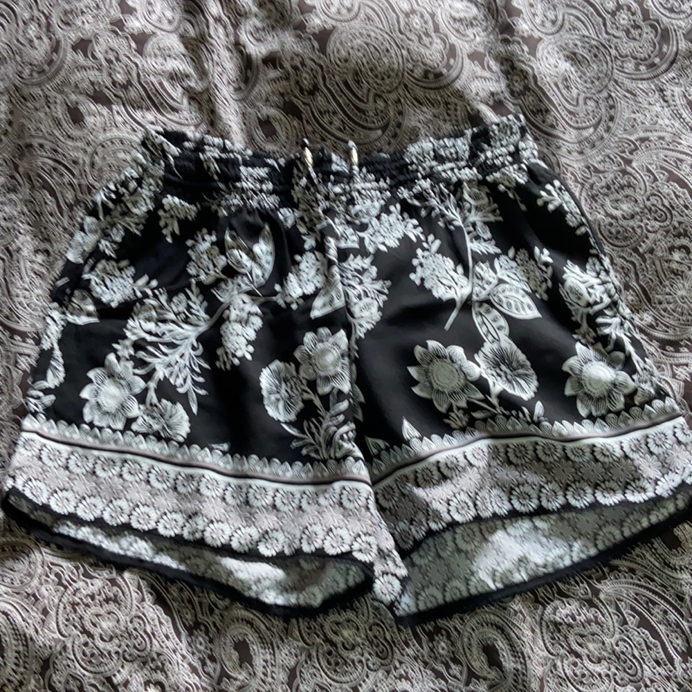 Flowy Shorts - Picture 1 of 2